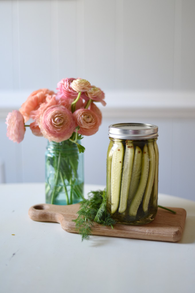 Garlic Refrigerator Dill Pickles - easy to make and no canning required!  Fun to make in the summer using farmer's market produce!  |  Feathers in Our Nest